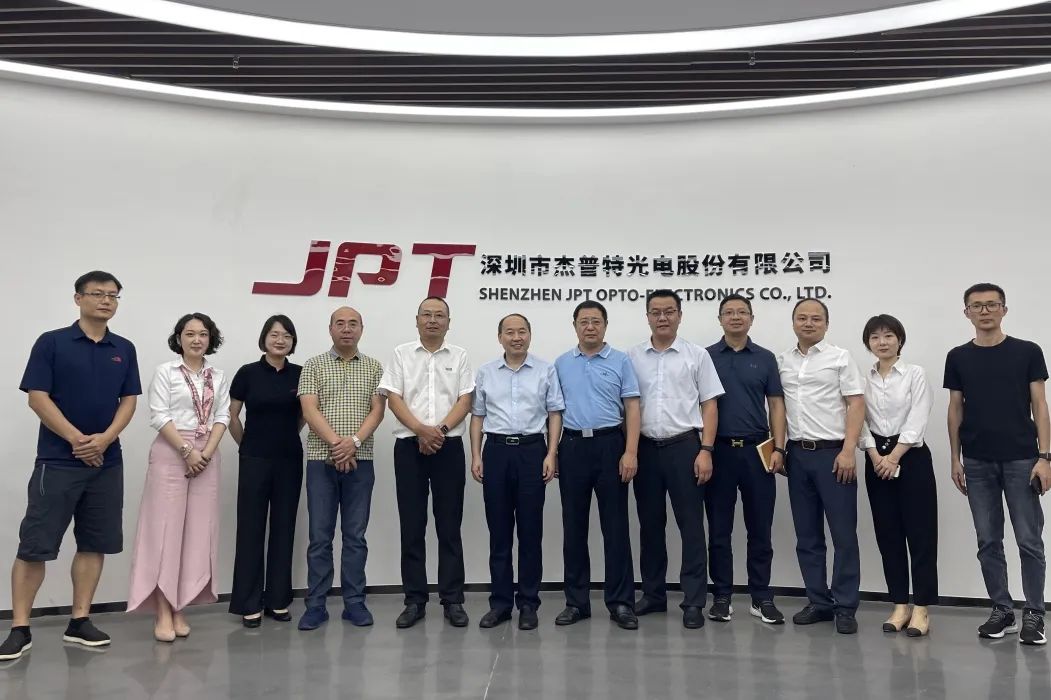 7.11 湖北民族大学副校长李军莅临百姓彩票
参观考察.jpg